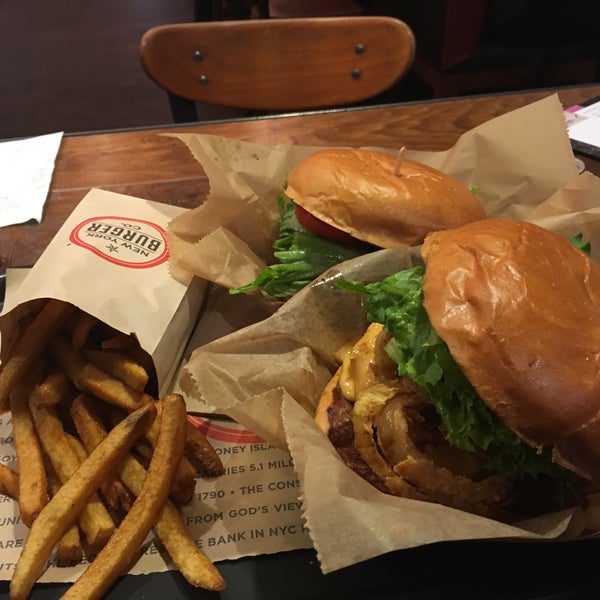 9/8/2017 tarihinde Sehyun L.ziyaretçi tarafından New York Burger Co.'de çekilen fotoğraf