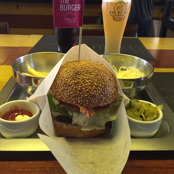 Foto tirada no(a) The Burger por Anila G. em 5/26/2015