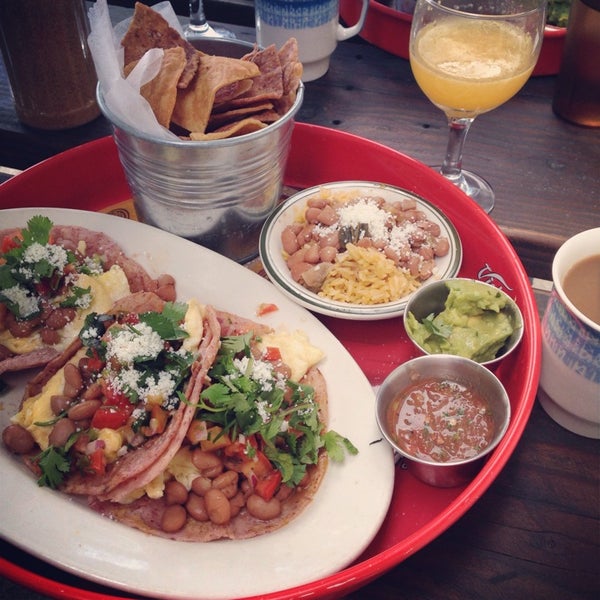 5/18/2014 tarihinde Holly Y.ziyaretçi tarafından Taco Santo'de çekilen fotoğraf