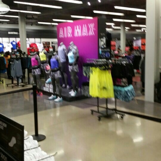 Nike Factory Store Rosemont IL da foto raflar