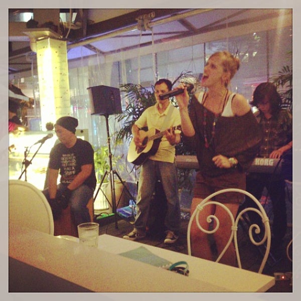 รูปภาพถ่ายที่ ELLE Café โดย Britney N. เมื่อ 8/24/2013