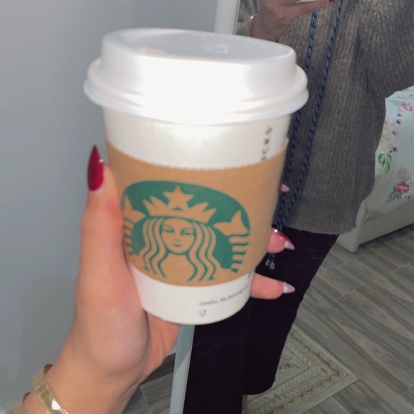 Foto tirada no(a) Starbucks (ستاربكس) por غانيمااه ا. em 12/1/2021