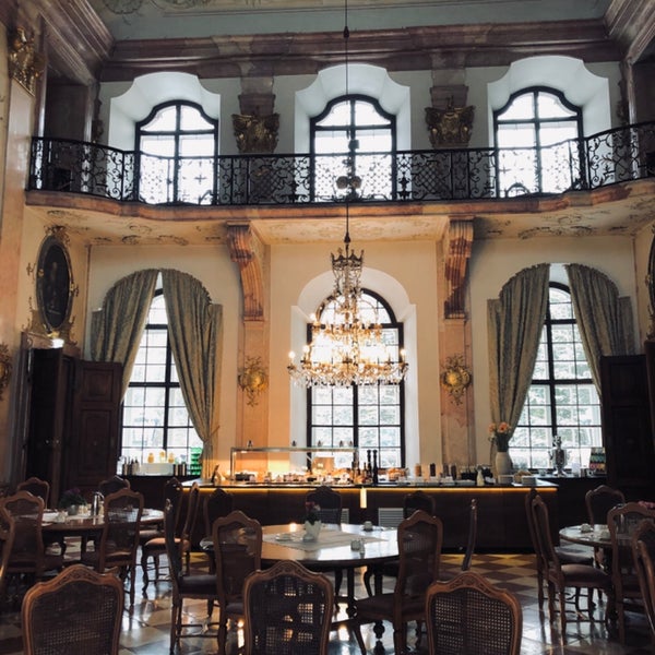 Foto diambil di Hotel Schloss Leopoldskron oleh Alev D. pada 1/27/2019