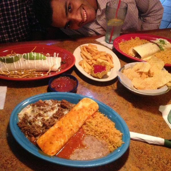 Foto diambil di La Parrilla Mexican Restaurant oleh Abdullah N. pada 6/28/2013