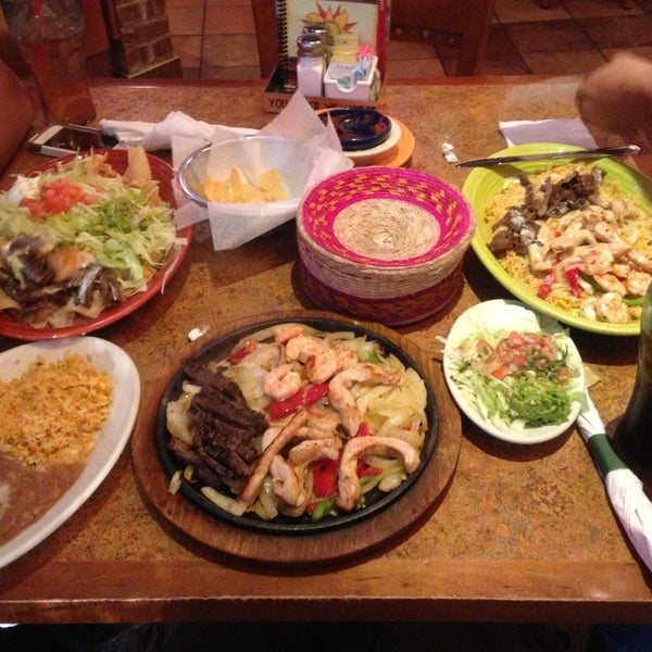 Foto diambil di La Parrilla Mexican Restaurant oleh Abdullah N. pada 6/20/2013