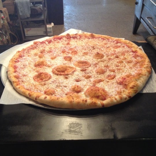 Foto tomada en Papa Keno&#39;s Pizzeria  por Penn M. el 12/1/2012