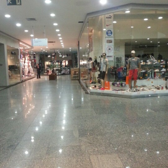 Foto tirada no(a) Shopping Avenida Center por Fábio L. em 1/6/2013
