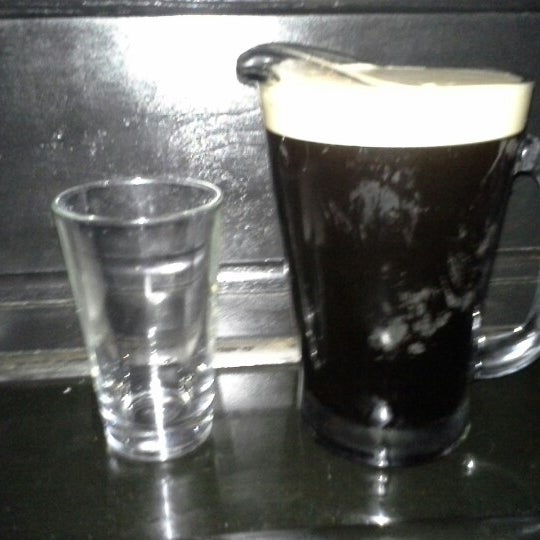 12/16/2012 tarihinde Jesse W.ziyaretçi tarafından The Black Rose Irish Pub'de çekilen fotoğraf