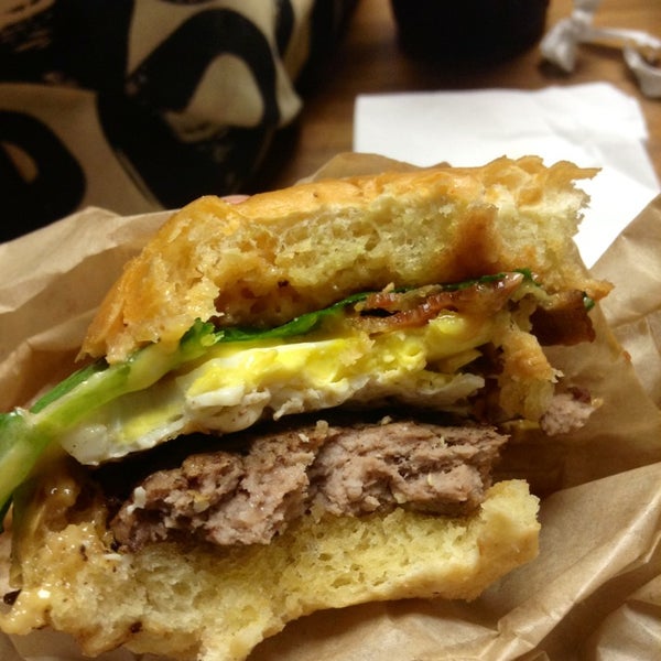 Foto diambil di Modern Burger oleh Hazzel D. pada 10/31/2013