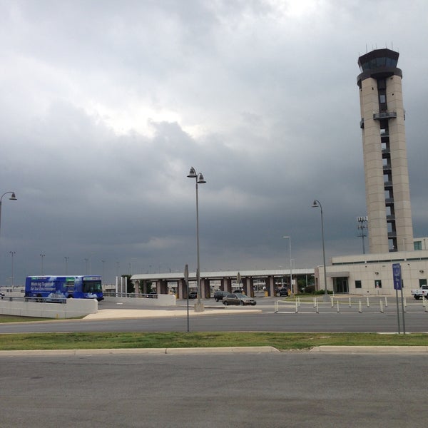 4/26/2013 tarihinde Dave H.ziyaretçi tarafından San Antonio International Airport (SAT)'de çekilen fotoğraf