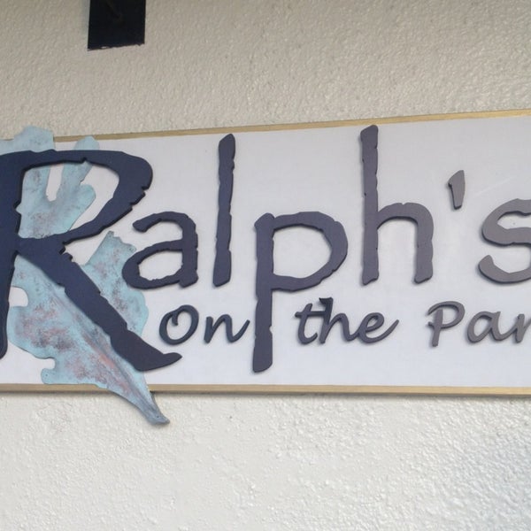 รูปภาพถ่ายที่ Ralph&#39;s On The Park โดย Tana D. เมื่อ 8/12/2013