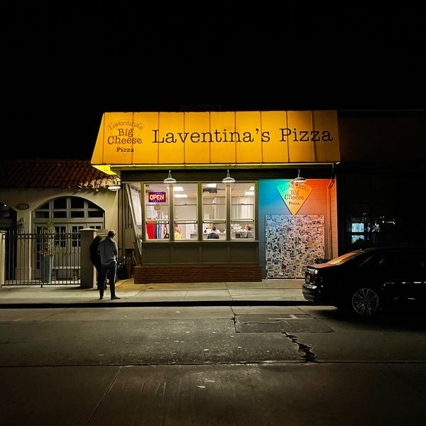 Das Foto wurde bei Laventina&#39;s Big Cheese Pizza von ♌︎ .. am 9/16/2022 aufgenommen