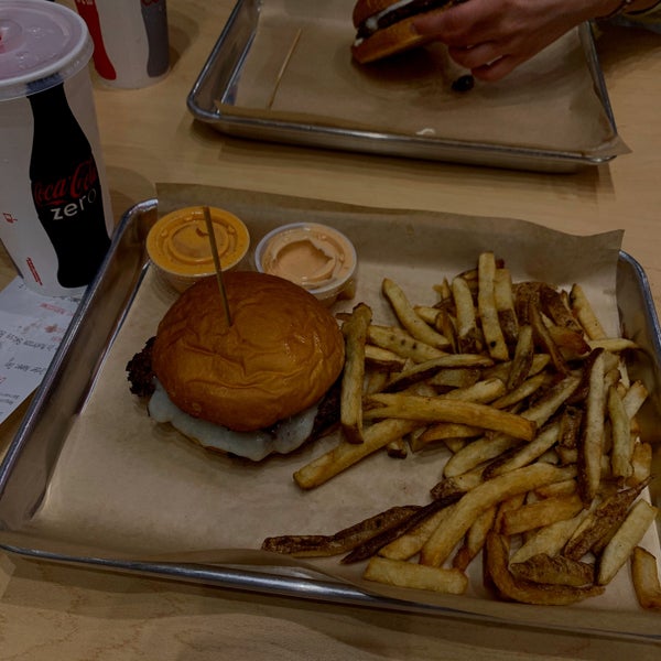 Foto tirada no(a) MOOYAH Burgers, Fries &amp; Shakes por ♌︎ .. em 1/16/2020