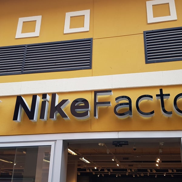 Alexander Graham Bell Accesorios infierno Nike Factory Store - 4 tips de 150 visitantes
