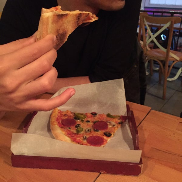 Foto scattata a Pizza Bar da Raşit A. il 10/13/2015