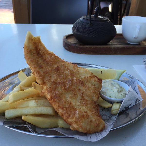 Foto scattata a Blue Fish Seafood Restaurant da Obe C. il 5/9/2015