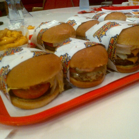 3/18/2013에 Fatima M.님이 Hollywood Burger هوليوود برجر에서 찍은 사진