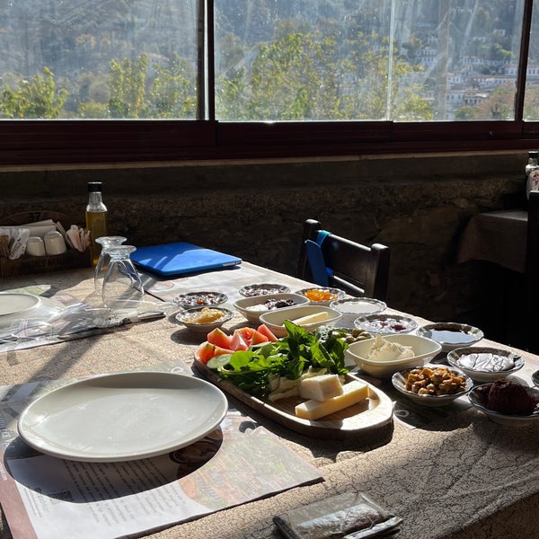 Foto scattata a Artemis Restaurant &amp; Şarap Evi da Yasin M. il 11/23/2023