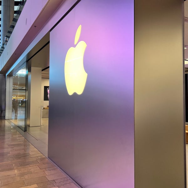 Entrance To Apple Store In Unerground Forum Shops At Caesars Stock