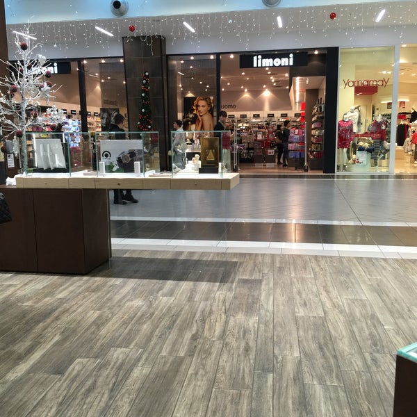Foto tirada no(a) Centro commerciale Il Cuore Adriatico por Sonia em 12/28/2015