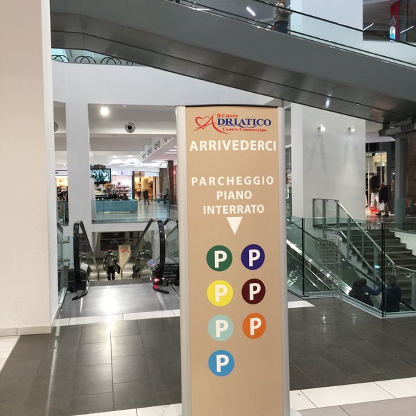 Foto tirada no(a) Centro commerciale Il Cuore Adriatico por Sonia em 1/25/2016