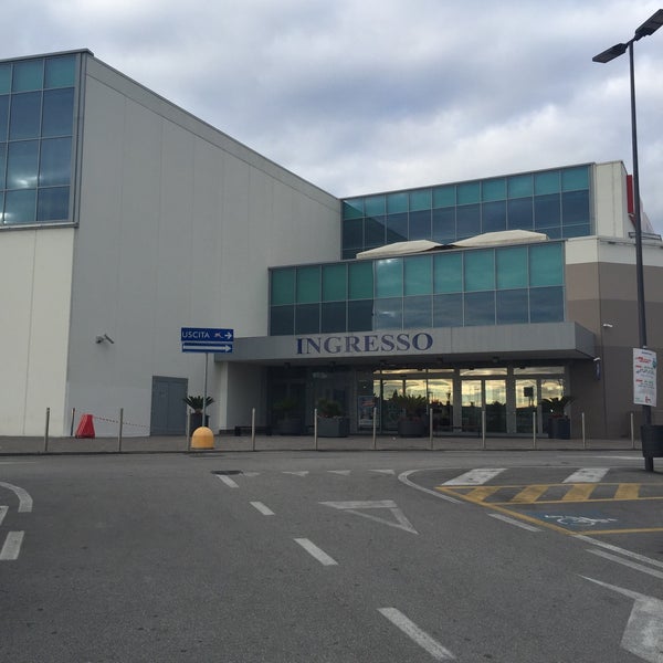 Foto tirada no(a) Centro commerciale Il Cuore Adriatico por Sonia em 1/28/2016