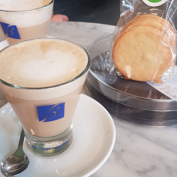 Es ist ein sehr kleines Cafe aber der Latte Macchiato ist empfehlenswert und die Stroopwafel war sehr lecker!
