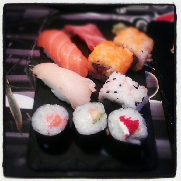 Photo prise au Sushi Store Express par Santi M. le11/9/2012