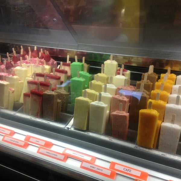 Foto scattata a Mateo&#39;s Ice Cream &amp; Fruit Bars da Possh B. il 1/6/2014