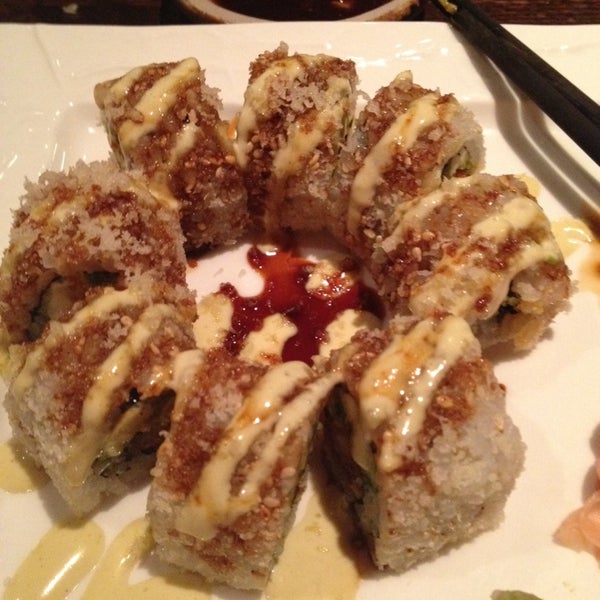 Foto tirada no(a) Coast Sushi &amp; Sashimi por Natalie B. em 12/18/2013