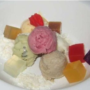 Salada de frutas: sorvete de hortelã, sorvete de tangerina, sorvete de caju, sorvete de ameixa e sorvete de tapioca. Cubos de gelatina de morango, goiaba, hortelã, tangerina, caju. Pó de merengue.