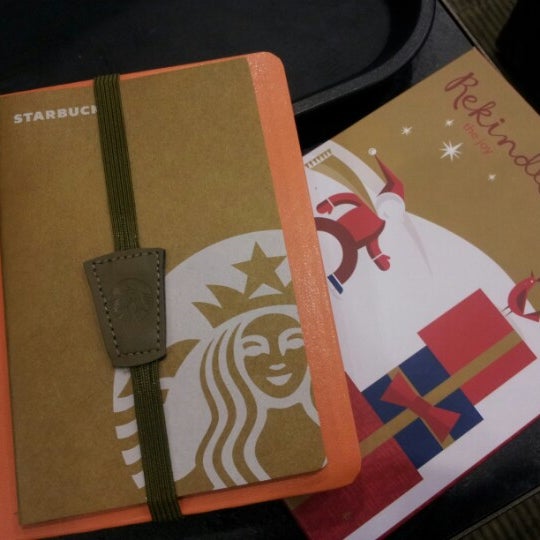 Снимок сделан в Starbucks пользователем Jin-Hee E. 12/23/2012