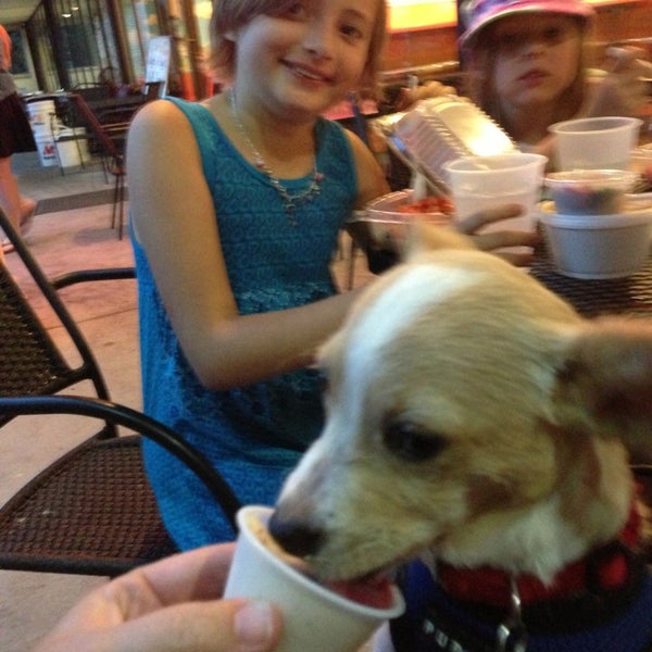 Foto tomada en The Hop Ice Cream Cafe  por Lisa C. el 8/21/2013