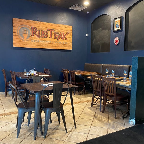 Photo prise au RusTeak Restaurant And Wine Bar par Jessica B. le9/13/2020