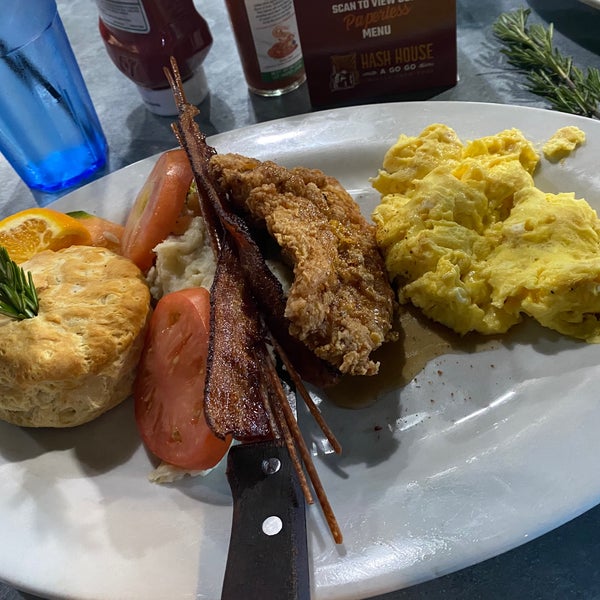 Photo taken at Hash House a Go Go by Jessica B. on 7/10/2021