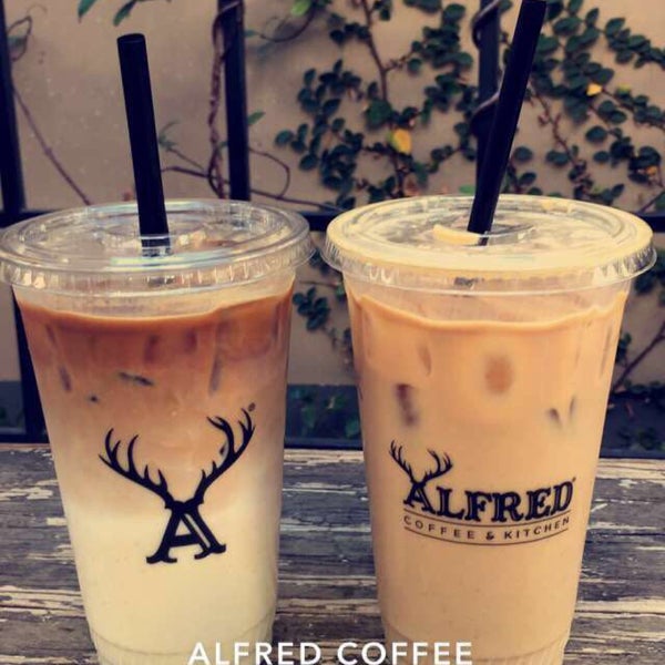 Foto diambil di Alfred Coffee In The Alley oleh Ghaida pada 11/26/2017