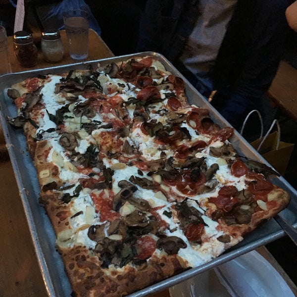 Das Foto wurde bei Adrienne&#39;s Pizza Bar von Dayee am 9/12/2019 aufgenommen