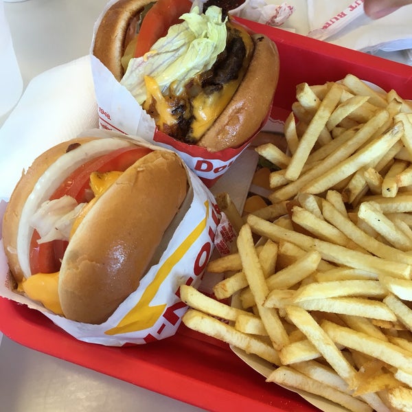 Photo taken at In-N-Out Burger by Dayee on 7/15/2018