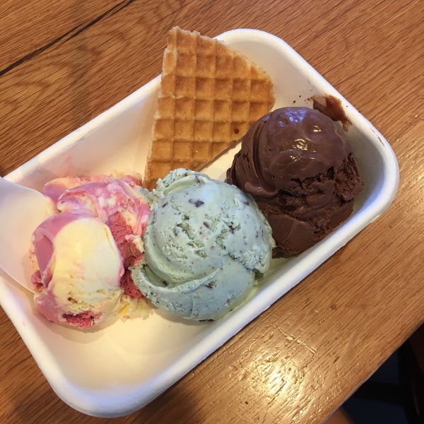 Снимок сделан в Jeni&#39;s Splendid Ice Creams пользователем Dayee 8/21/2019