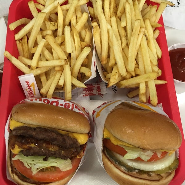 Photo taken at In-N-Out Burger by Dayee on 10/20/2018