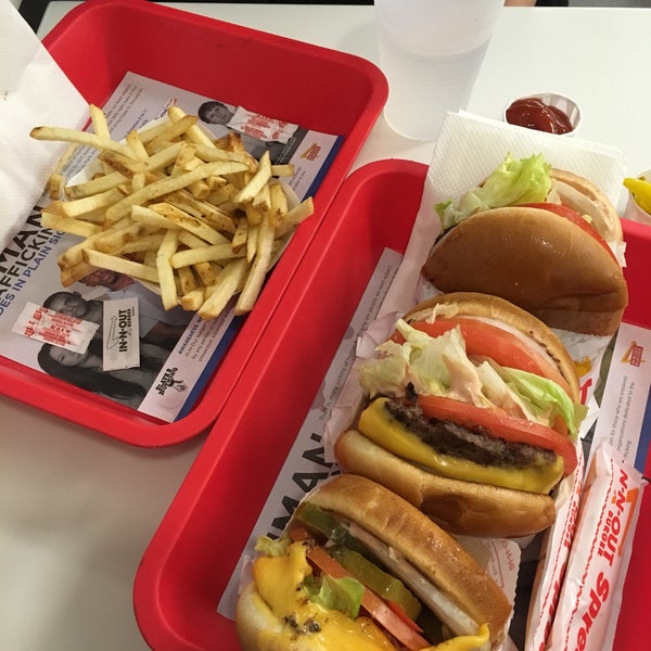 Photo taken at In-N-Out Burger by Dayee on 1/27/2019