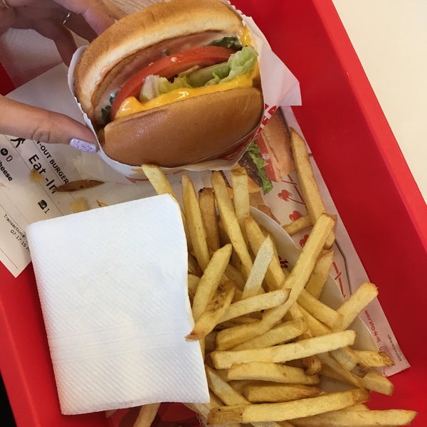 Photo taken at In-N-Out Burger by Dayee on 5/20/2019