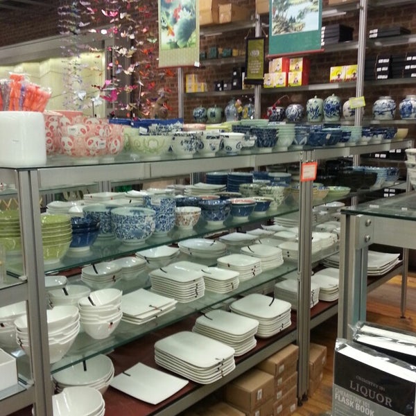 รูปภาพถ่ายที่ Pearl River Mart โดย Laura B. เมื่อ 8/11/2013