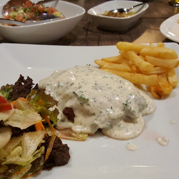 Das Foto wurde bei 1900 Cafe &amp; Restaurant von Deniz D. am 9/17/2018 aufgenommen