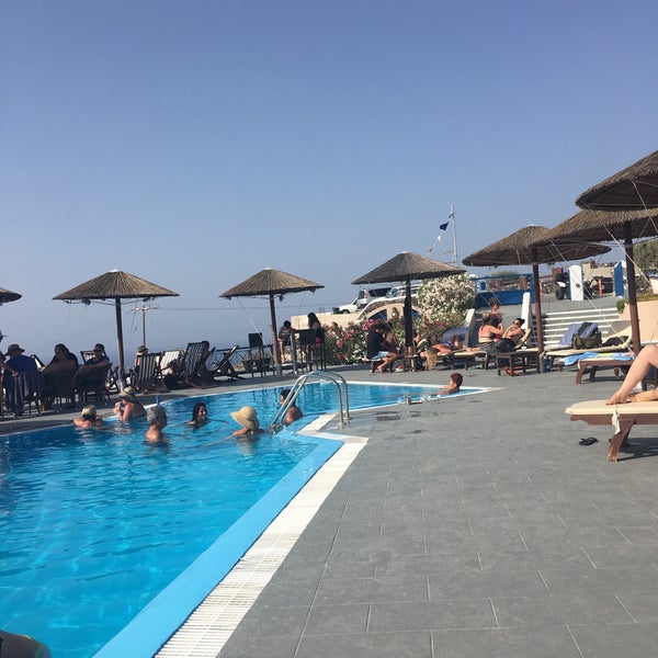 Pool, sun and drinks! Should I say more? Really good to escape from the hot Oia.