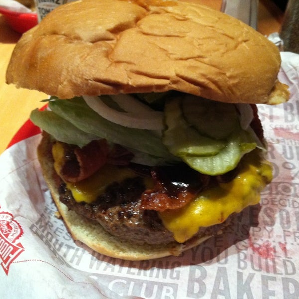 Photo taken at Fuddruckers by Chris N. on 1/11/2013