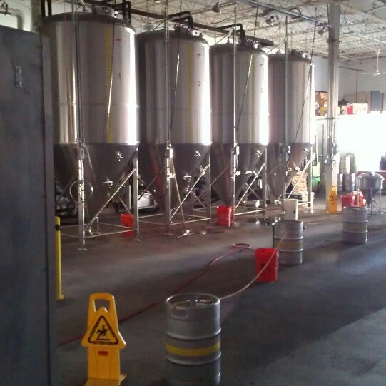 รูปภาพถ่ายที่ Half Full Brewery โดย Kenny A. เมื่อ 3/9/2013