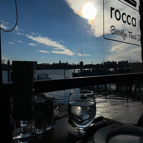 Foto tirada no(a) Rocca Cafe &amp; Lounge por KH 🌴 em 2/12/2022