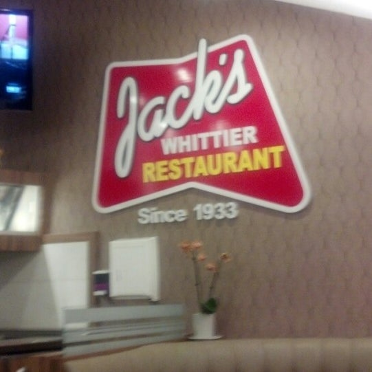 Foto scattata a Jack&#39;s Whittier Restaurant da Alexis C. il 5/29/2013