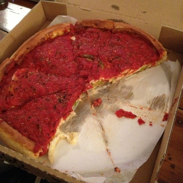 รูปภาพถ่ายที่ Patxi&#39;s Pizza โดย Derek M. เมื่อ 12/23/2012